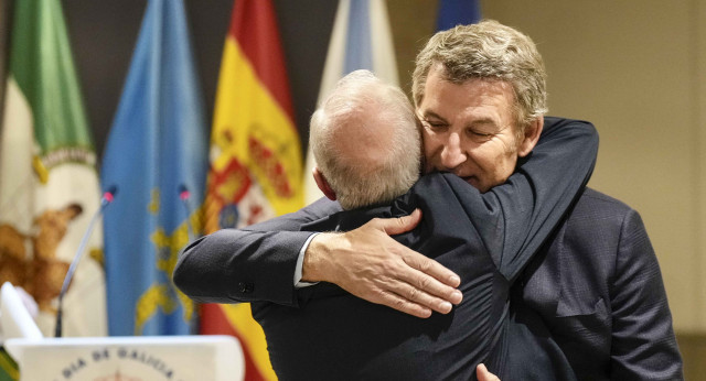 Feijóo interviene en el acto de entrega de la insignia de Oro de la Asociación Día de Galicia en Asturias a Juanma Moreno