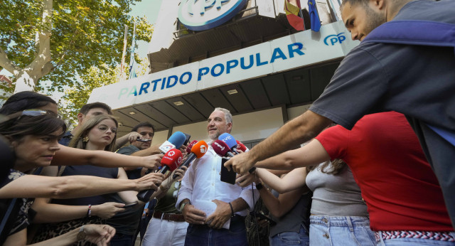 Elías Bendodo ofrece declaraciones a los medios de comunicación 