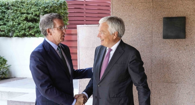 Feijóo junto al comisario Reynders