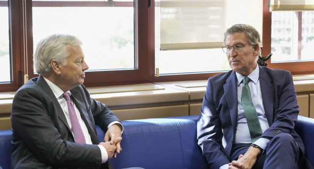 Feijóo junto al comisario Reynders