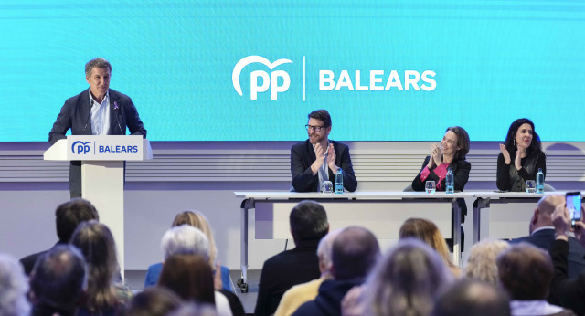 Feijóo en la Junta Directiva en Palma junto a alcaldesas del PP