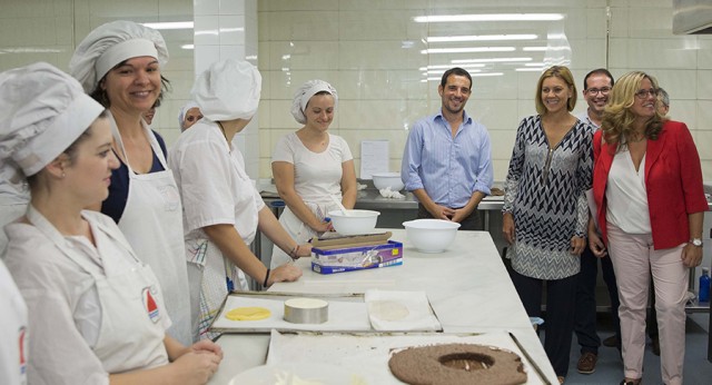 María Dolores de Cospedal visita una escuela de hostelería en Castelldefels