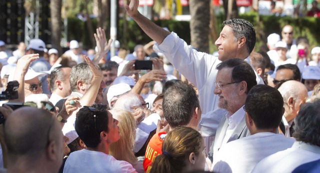 Mariano Rajoy y Xavier García Albiol saludan a los asistentes en un acto de campaña en Badalona