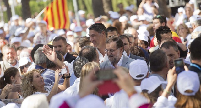 Mariano Rajoy y Xavier García Albiol saludan a los asistentes en un acto de campaña en Badalona