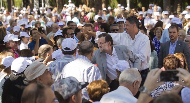 Mariano Rajoy y Xavier García Albiol saludan a los asistentes en un acto de campaña en Badalona