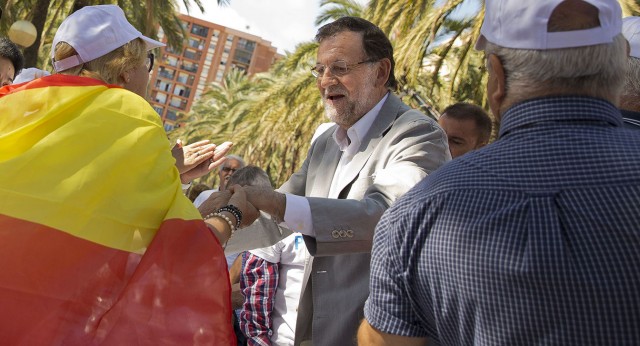 Mariano Rajoy saluda a los asistentes en un acto de campaña en Badalona