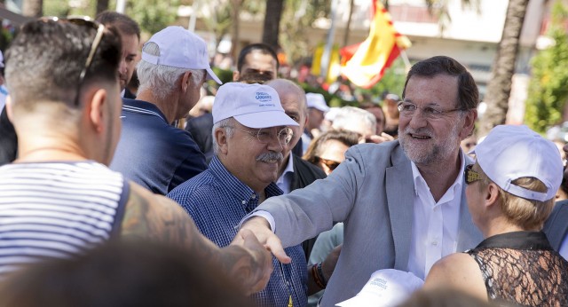 Mariano Rajoy saluda a los asistentes en un acto de campaña en Badalona