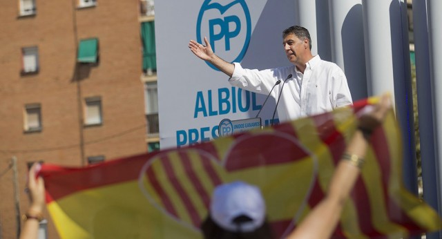 Xavier García Allbiol en un acto de campaña en Badalona