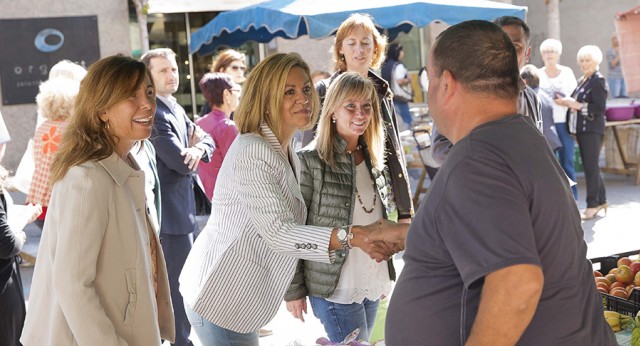 María Dolores de Cospedal visita el mercado de Mollerussa en Lleida