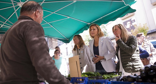 María Dolores de Cospedal visita el mercado de Mollerussa en Lleida