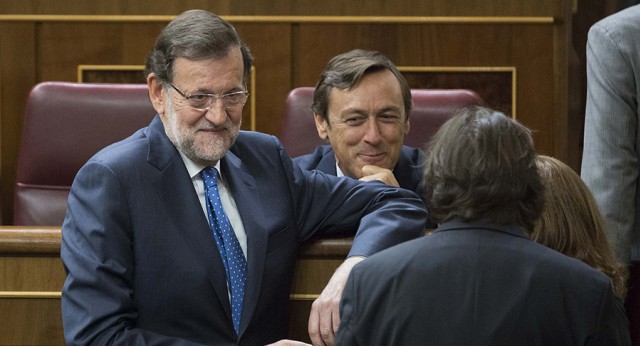 Mariano Rajoy charla con algunos diputados del Grupo Popular