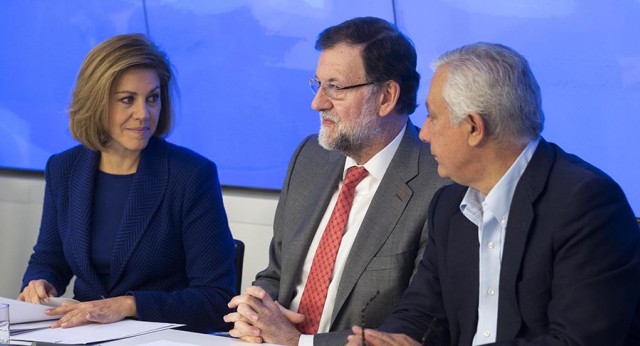 María Dolores de Cospedal con Mariano Rajoy y Javier Arenas