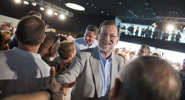 Mariano Rajoy saluda a los asistentes del acto de Lleida