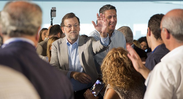 Mariano Rajoy y Xavi Garcia Albiol saludan a los asistentes al acto