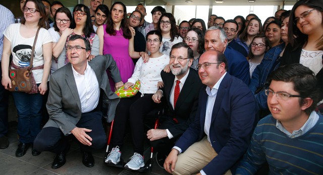 El Presidente del PP durante su visita al Centro de Promoción Personal