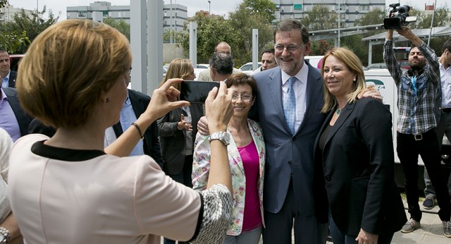 María Dolores de Cospedal le hace una foto a Mariano Rajoy 