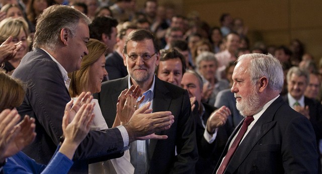 Ovación a Miguel Arias Cañete tras su intervención