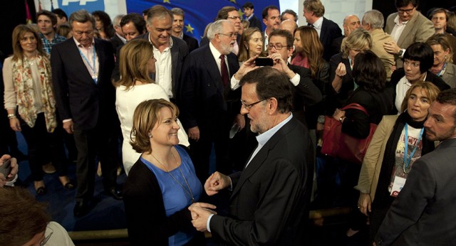 Mariano Rajoy saluda a los candidatos