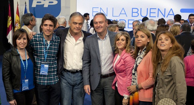 Esteban González Pons con Alberto Fabra, Susana Camarero y varios miembros del PP