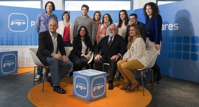 Esteban González Pons, Beatriz Jurado y Miguel Arias Cañete con varios candidatos de Nuevas Generaciones