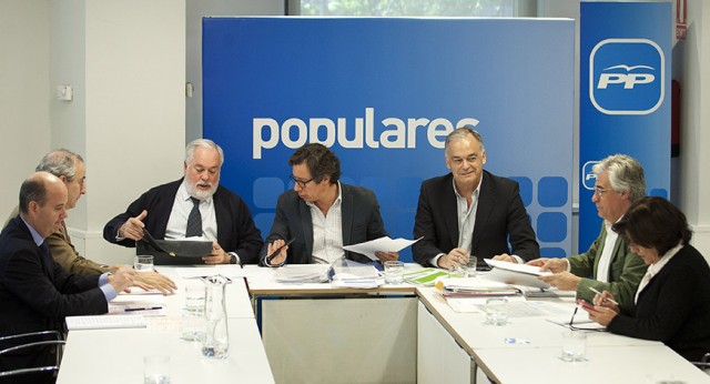 Miguel Arias Cañete, Carlos Floriano y Esteban González Pons presiden la reunión