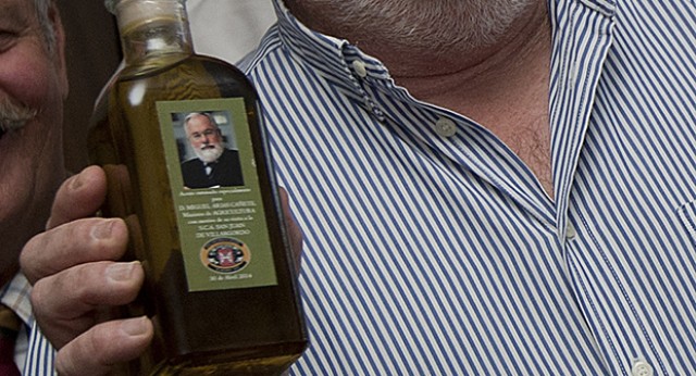 Miguel Arias Cañete con su propia botella de aceite