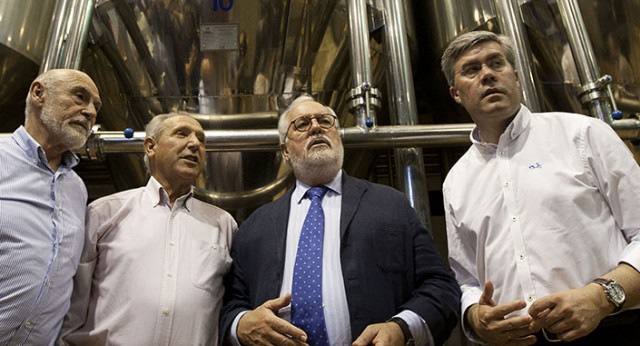 Miguel Arias Cañete visita una cooperativa de aceite en Jaén