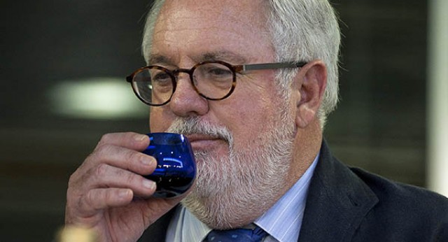 Miguel Arias Cañete en una cata de aceite en Jaén