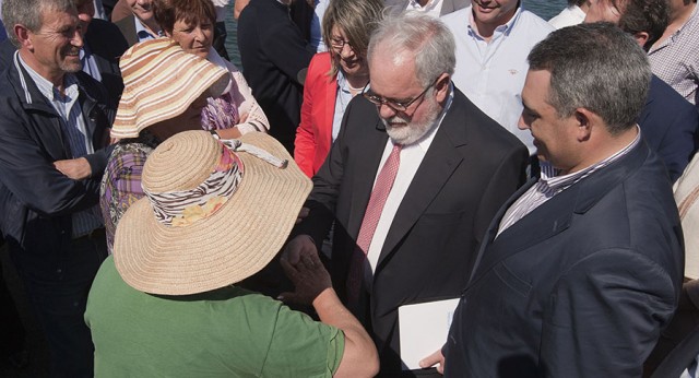 Miguel Arias Cañete mantiene un encuentro con el sector del mar en Cambados (Pontevedra)