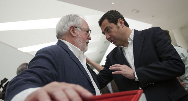 Miguel Arias Cañete con Juan Manuel Moreno en su visita a la Asociación Agraria de Jóvenes Agricultores (ASAJA)