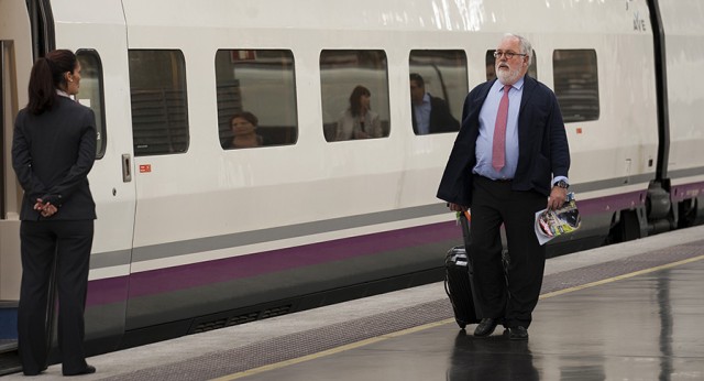 Miguel Arias Cañete en el AVE a Alicante