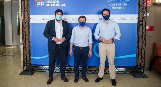 Teodoro García Egea, Fernando López Miras y José Luis Martínez-Almeida en la clausura de los Cursos de Verano del PP de Murcia