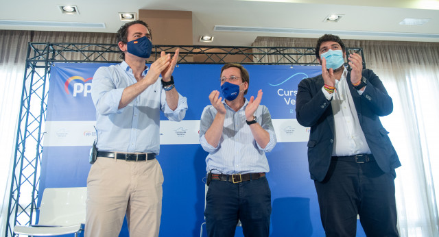 Teodoro García Egea, Fernando López Miras y José Luis Martínez-Almeida en la clausura de los Cursos de Verano del PP de Murcia