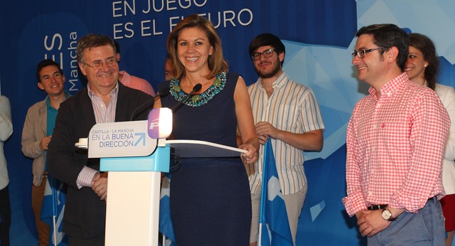 María Dolores de Cospedal en la pegada de carteles de Toledo