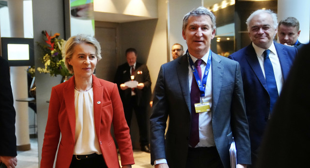 Feijóo se reúne con Ursula Von Der Leyen y con Manfred Weber en Bruselas