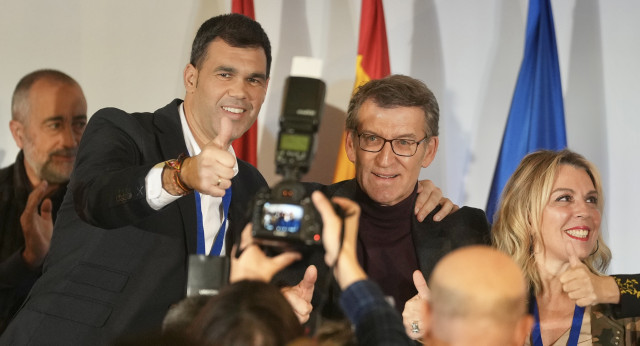 Alberto Núñez Feijóo junto a Javier García, nuevo presidente del PP de Navarra, y Amelia Salanueva, secretaria general del GPP en ele Senado, en el VIII Congreso del PP de Navarra