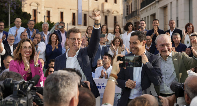 El presidente del Partido Popular, Alberto Núñez Feijóo, y Juanma Moreno, presidente del PP y de la Junta de Andalucía, junto a Paco de la Torre, alcalde de Málaga y candidato a la reelección, y Patricia Navarro, presidenta del PP de Málaga