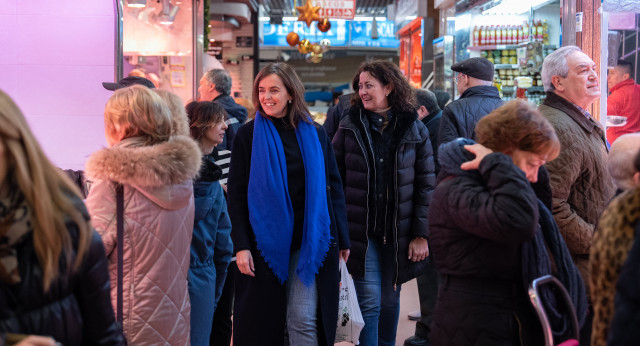 Carmen Fúnez visita el mercado de Santa María de la Cabeza en Madrid