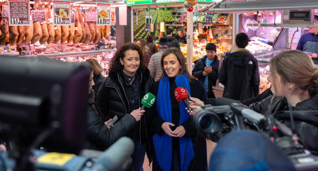 Carmen Fúnez visita el mercado de Santa María de la Cabeza en Madrid