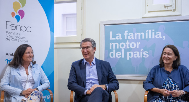 Feijoo en la visita a la sede de la Asociación de Familias Numerosas de Cataluña FANOC