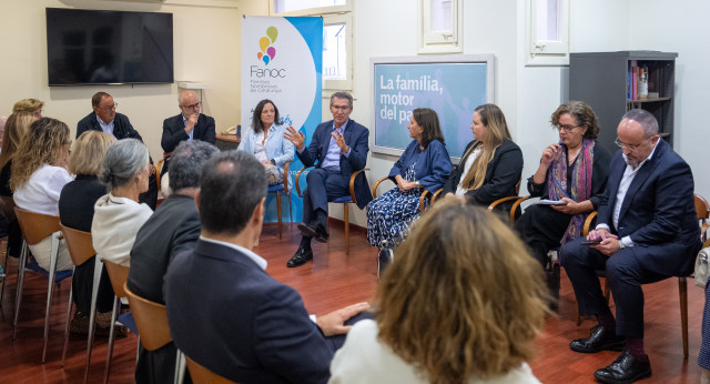 Feijoo en la visita a la sede de la Asociación de Familias Numerosas de Cataluña FANOC