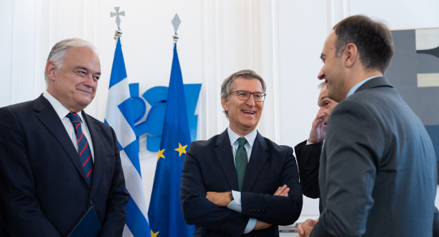 Feijóo se reúne con el primer ministro de Grecia y el presidente de Nueva Democracia, Kyriákos Mitsotakis y con el ministro de Migraciones y Asilo, Nikos Panagiotopoulos