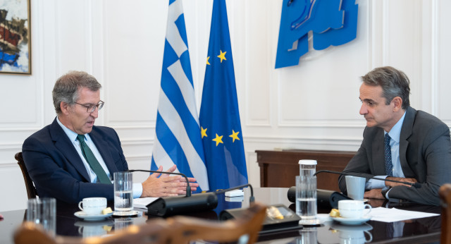 Feijóo se reúne con el primer ministro de Grecia y el presidente de Nueva Democracia, Kyriákos Mitsotakis y con el ministro de Migraciones y Asilo, Nikos Panagiotopoulos