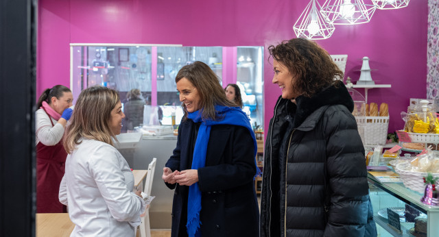 Carmen Fúnez visita el mercado de Santa María de la Cabeza en Madrid