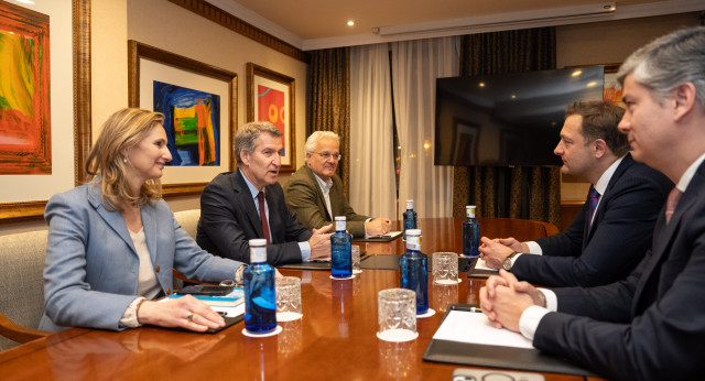 Alberto Núñez Feijóo en la reunión con el Comisario Europeo de Agricultura y Alimentación, Christophe Hansen