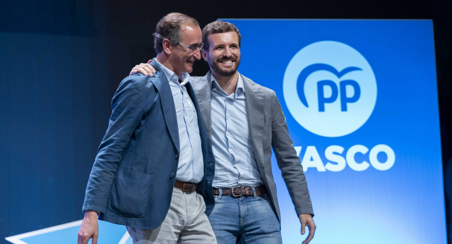 Pablo Casado y Alfonso Alonso en la clausura de la Convención del PP Vasco