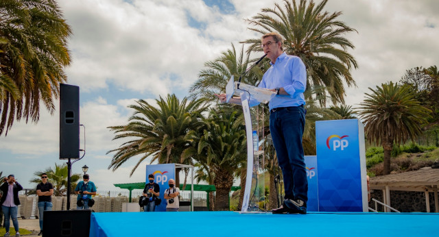 El candidato a la Presidencia del Partido Popular, Alberto Núñez Feijóo, durante su intervención en Santa Cruz de Tenerife