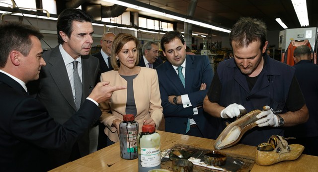 María Dolores de Cospedal y José Manuel Soria visitan una fábrica de zapatos