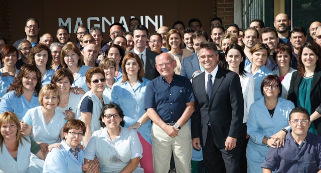 María Dolores de Cospedal y José Manuel Soria visitan una fábrica de zapatos