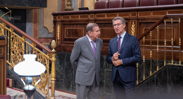 Alberto Núñez Feijóo mantiene un encuentro con Edmundo González en el Congreso de los diputados.